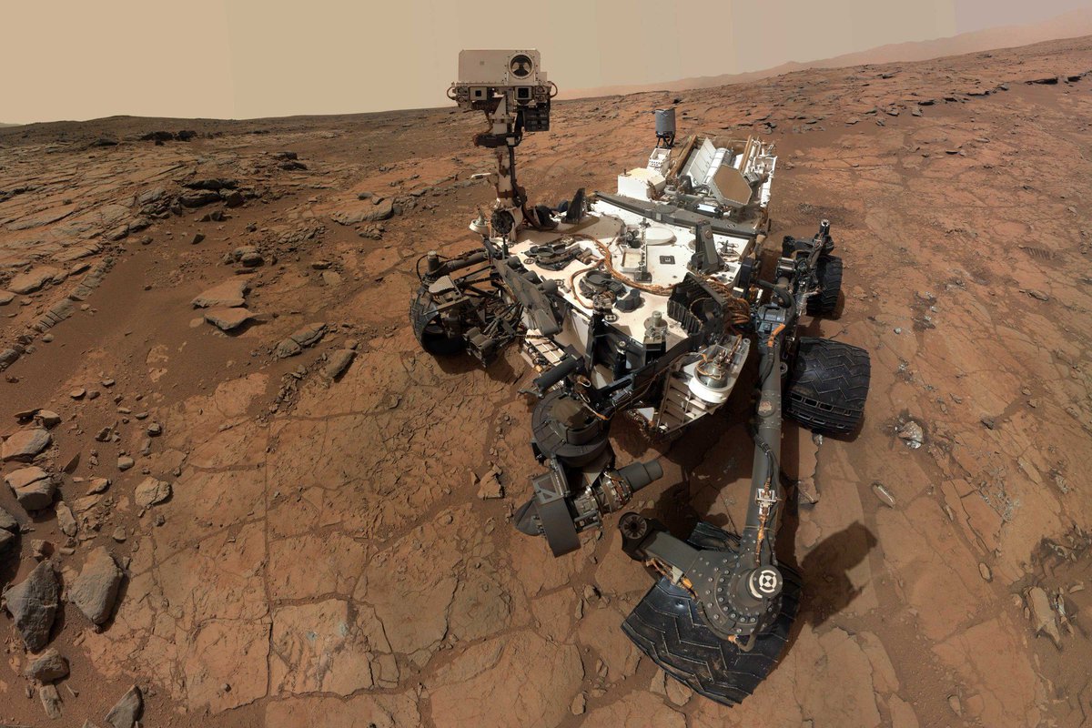 RTLFrance's tweet photo. VIDÉO - Le robot Curiosity a posté un selfie depuis la planète Mars > https://t.co/sVd1L7SaZU https://t.co/78FbLKFaPo