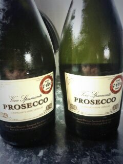 Tracey74Parker's tweet photo. Pinch punch first of the month! Goodbye January.:-) let's get fizzy! #fizzyfebruary #sparklingwine https://t.co/V6NIhB94UW
