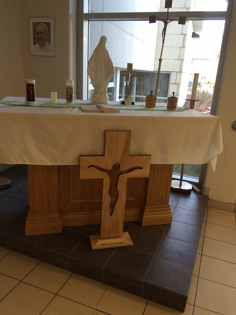 becciteacher's tweet image. The Cross of Mercy visits Holy Family! #pvncserves @PVNCCDSB #pvncprays
