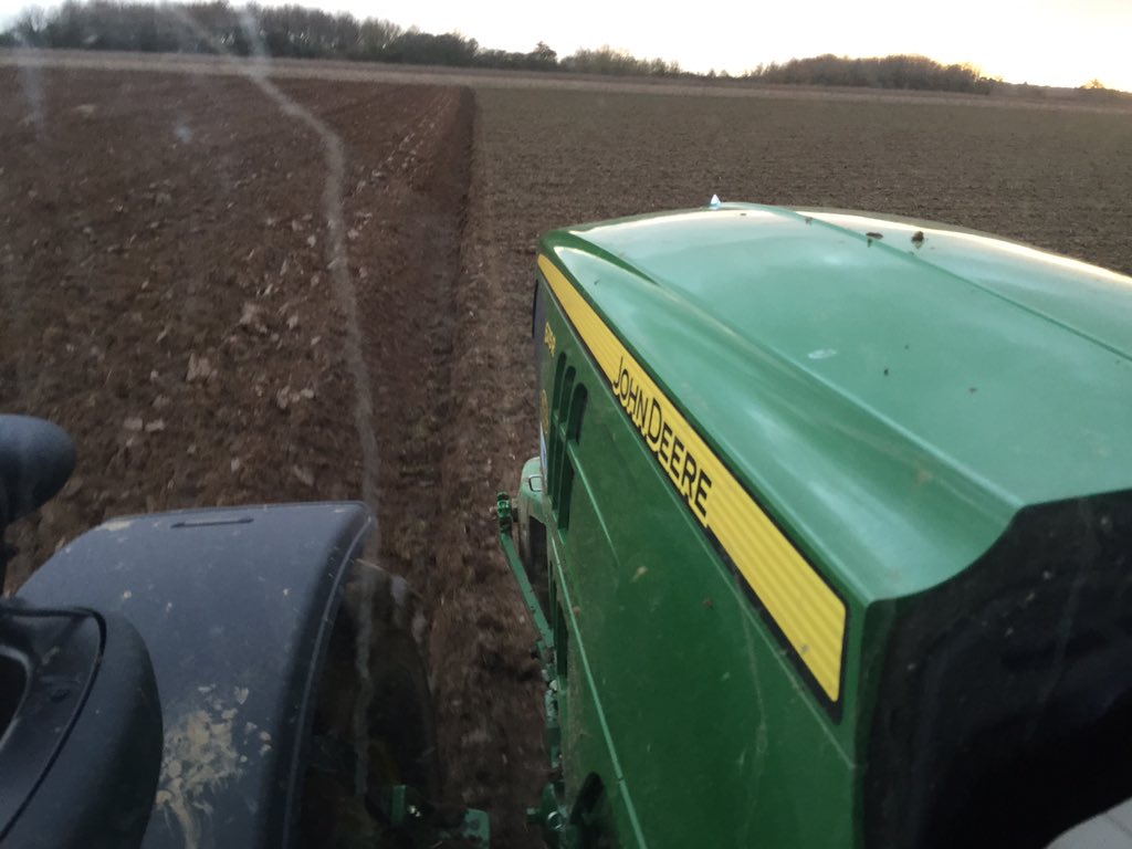 rolfejoe's tweet photo. Spot of ploughing myself inbetween showers #crackon2016 https://t.co/6lNbSXlfTE