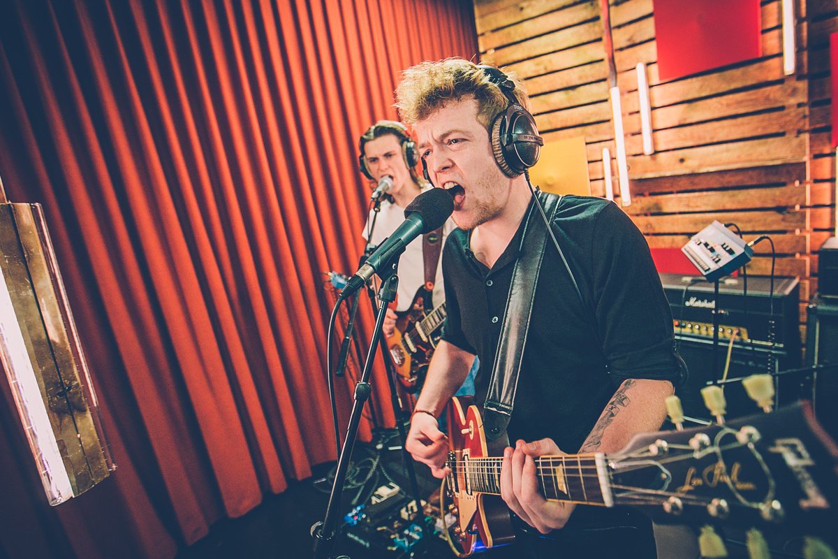 Een vettige groove en nog vettigere gitaren: De Nieuwe Lichting-finalist <a href="/RHEA_band/">RHEA</a> live in ons sessiekot! #DNL16