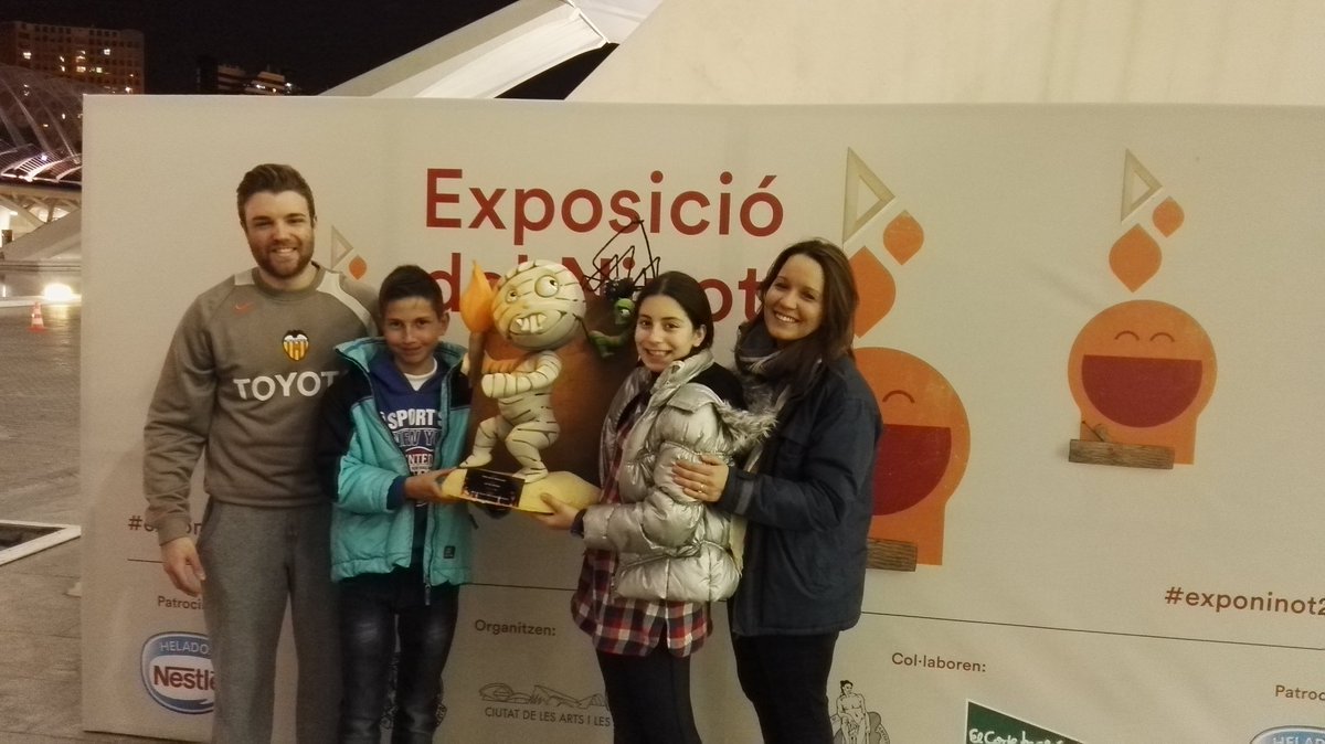 MalaltdeFalles's tweet photo. Migue Hernandez entra la @FallaPoetaAltet infantil #exponinot16 #falles #falles2016 https://t.co/x9KRW5Ujcf
