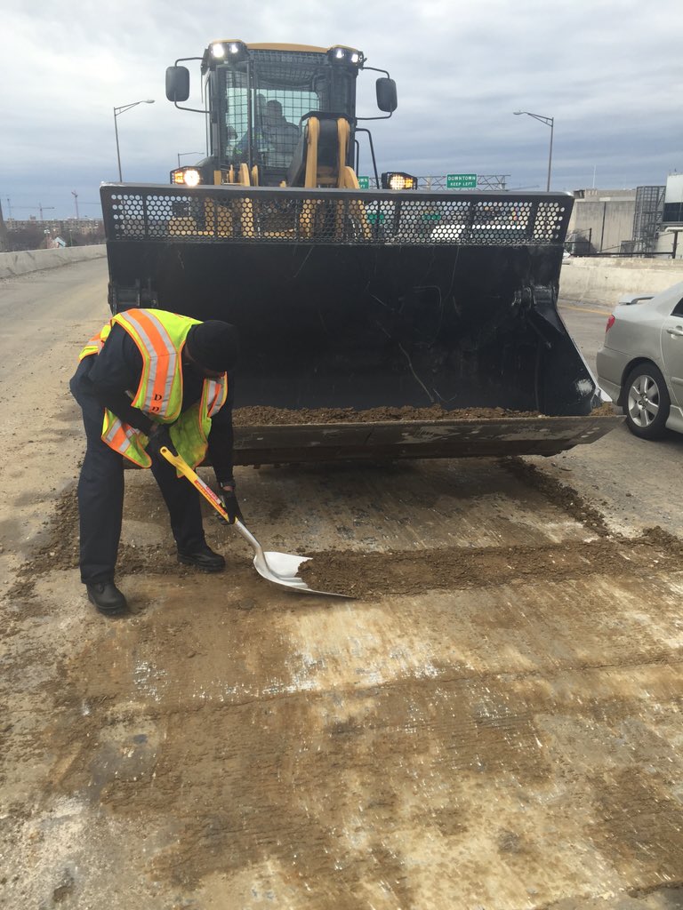 DCCowboysfan's tweet photo. 695 S cleanup. Still dealing with snow &amp; now. Truck lost some dirt DPW on the move @jeffreyhansp @SWMAPRIDE @DCDPW https://t.co/GMYUW7AHr0