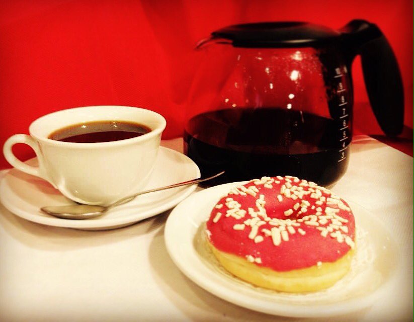 tredicisweets's tweet photo. È arrivata la #colazione americana! Da oggi autentico #caffè americano e gustose #ciambelle in vero stile USA! https://t.co/l4zrqehxX5