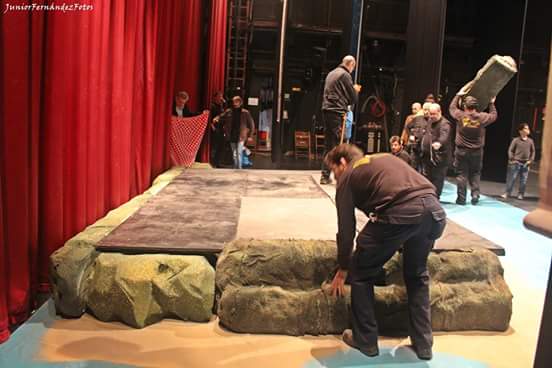 Lachiridelosni's tweet photo. Montando la piedra la empresa que lo ha diseñado Artifex🎊🎉🎊 #lossupervivientesDelaPieraPico https://t.co/fZvsawJZPS