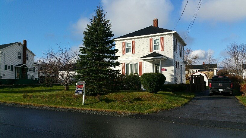 Located in a sought after area, this 12,350 sq ft property has a lot to offer. rem.ax/1ZZyA9D #cbrealestate