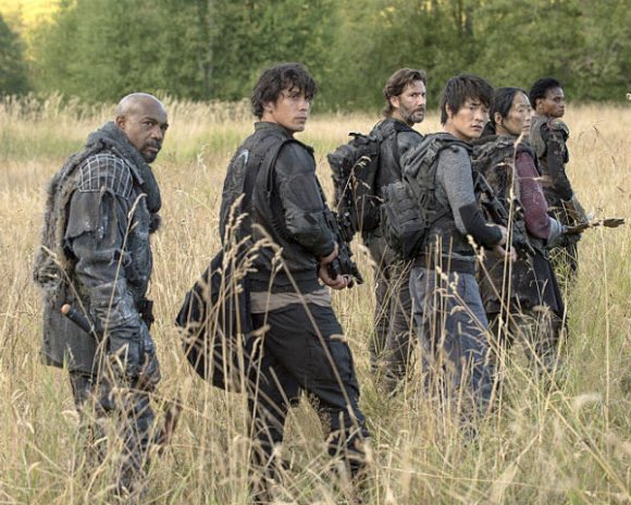 The100React's tweet photo. when you walk into a room and everyone turns towards you like https://t.co/QhtYdrO3qL