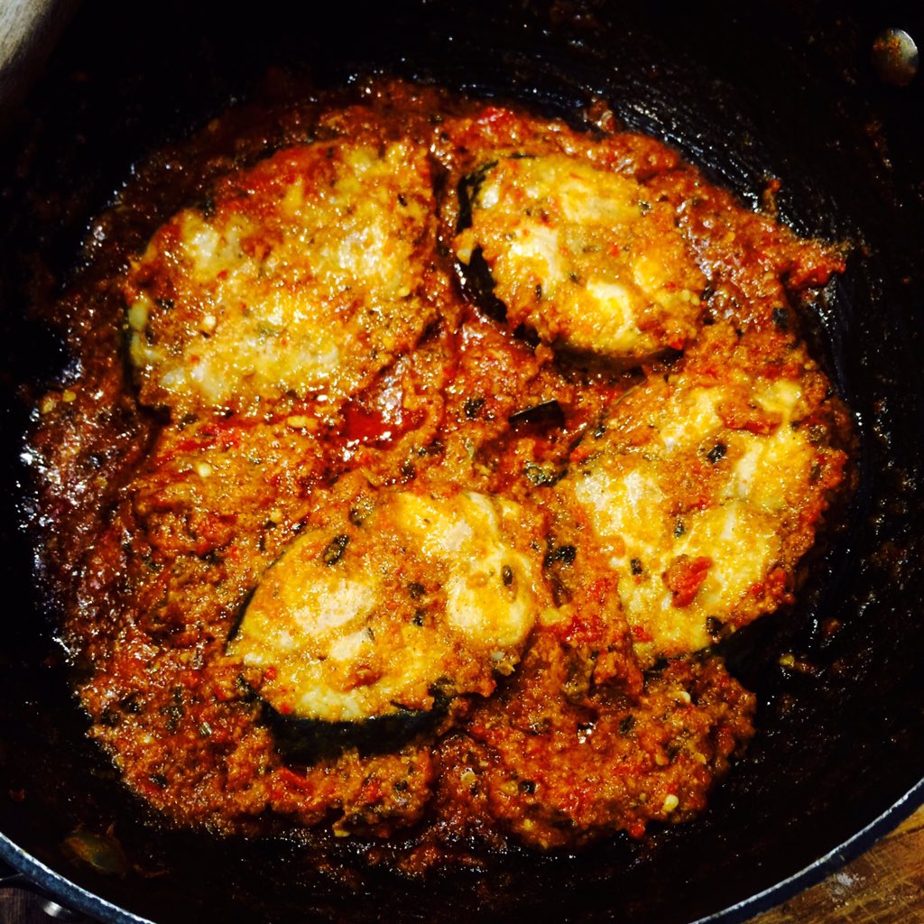 sonsiriw's tweet photo. Impromptu fish curry with homemade bread #cantbeathomesuppers #fishheaven https://t.co/bauwK1XdUM