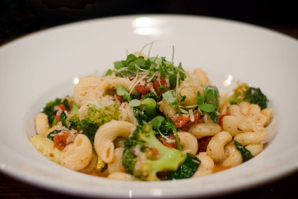 theglenwoodatl's tweet photo. #Monday's can be great too!! Grab our #delicious pasta primavera w/fresh veggies! catch @ATLHawks on the big screen! https://t.co/vg63yGabLB