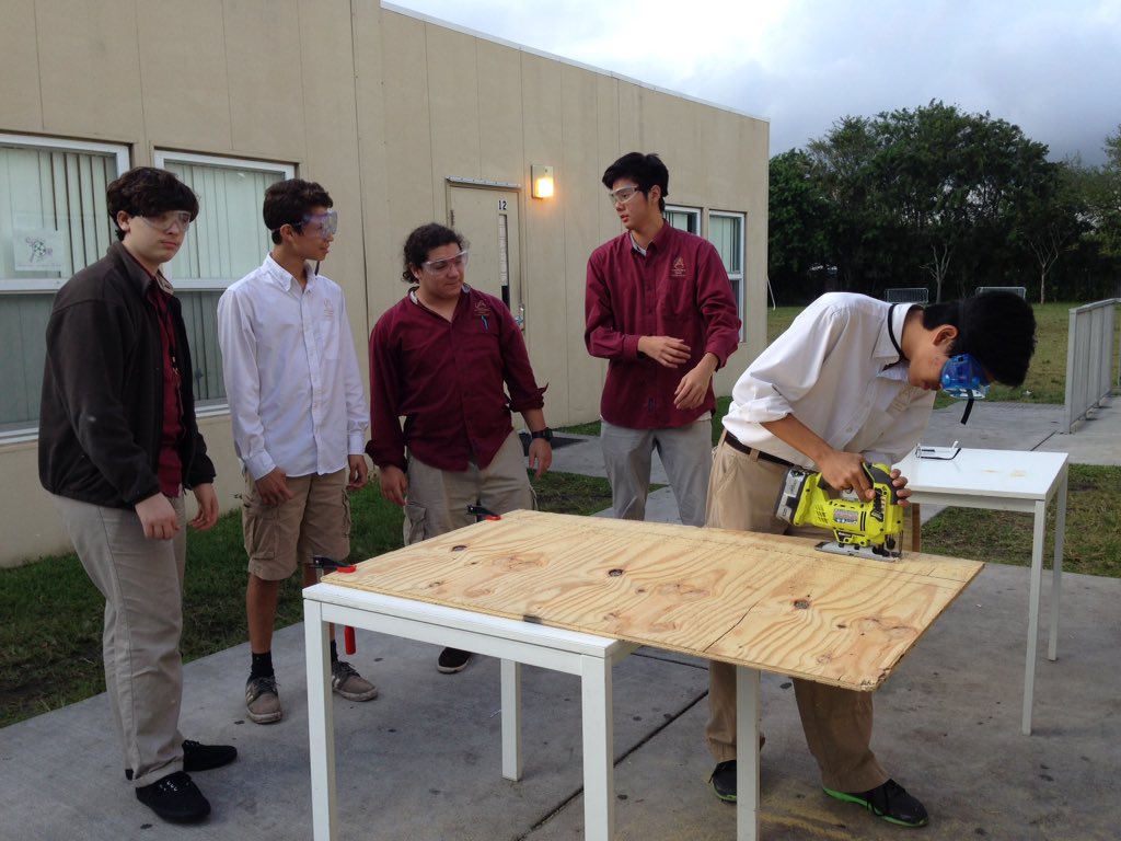 OwlRobotics's tweet photo. Build season #omgrobots 🤖 https://t.co/dDmsDUz9eN