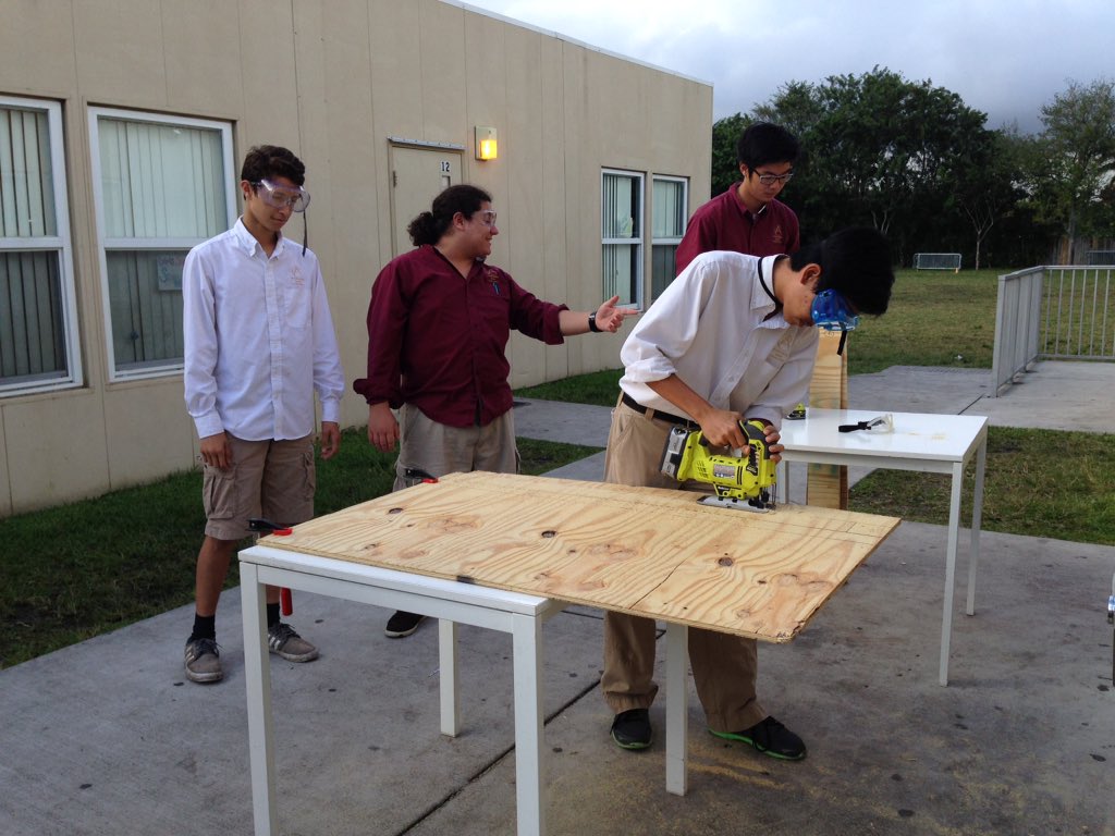 OwlRobotics's tweet photo. Build season #omgrobots 🤖 https://t.co/dDmsDUz9eN