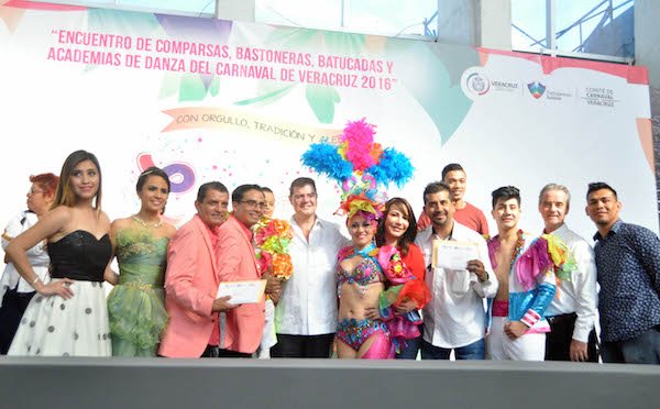 ParaComentarse's tweet photo. Encuentro de Comparsas Previo al Arranque de @carnaval_ver @VeracruzGob @RamonPooAlcalde https://t.co/dVqfWg92HB https://t.co/thFrRKt8LE