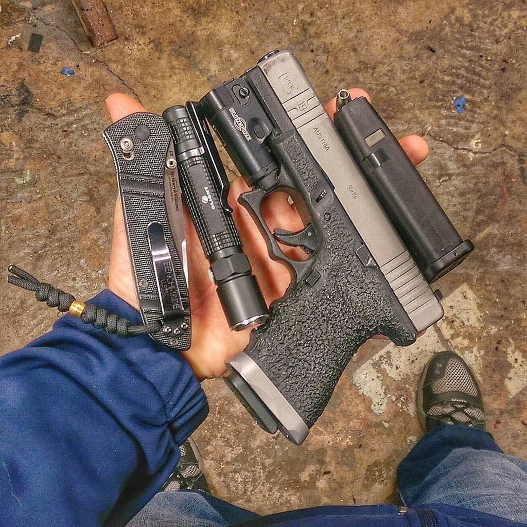 applejuice14431's tweet photo. Repost @brews_and_pews
・・・
Carrying all of my favorites today 👍 #glock19 #benchmade710 #olight #pocketdump #pocketd… https://t.co/8FxN3Cx7xm