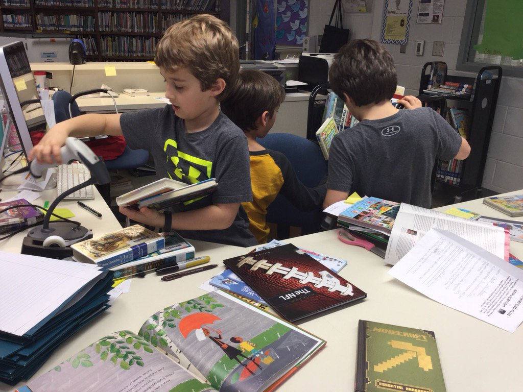 VHECLIBRARY's tweet photo. #Teacherskids are the best helpers! #vheclibrary #readers #elementary https://t.co/WsLaLnRaxh
