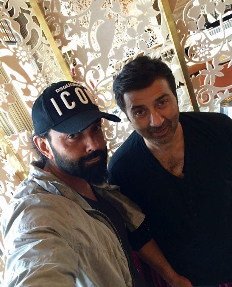 ShahidSelfie's tweet photo. #sunnydeol #bobbydeal & #Ghayalreturn team in #Dubai lamcy plaza https://t.co/lhPHgyXToY
