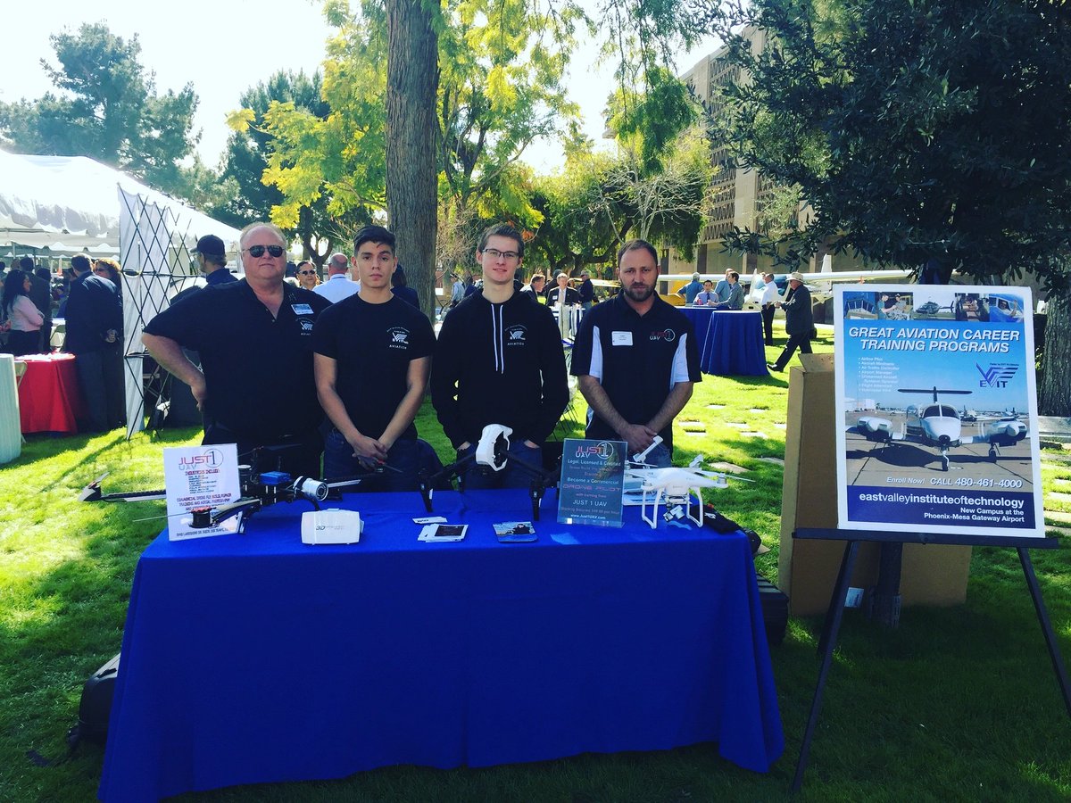 Just1UAV's tweet photo. Some of our wonderful team!
#learntodrone #drones #UAV https://t.co/bt9DX12OaT