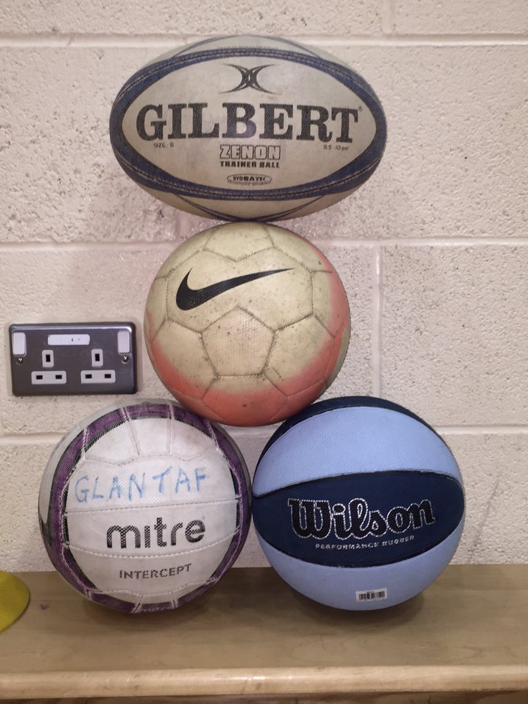 CSMetFrisbee's tweet image. Due to concussion induced forgetfulness forgot the frisbees tonight. Quick impromptu multi-skills session for all👊🏼