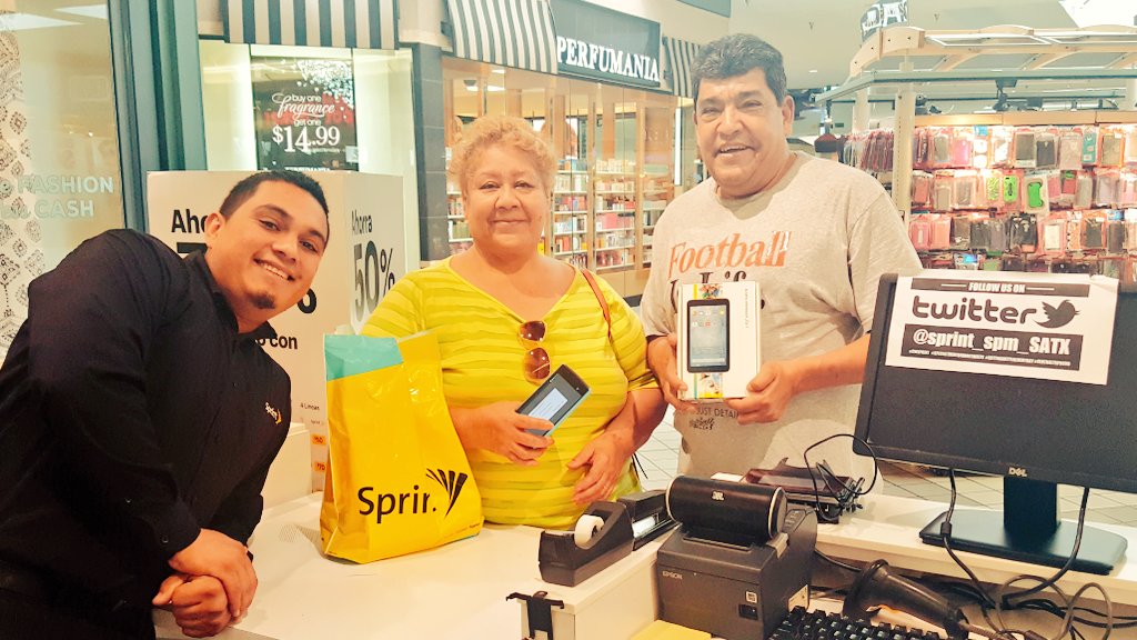 sprint_spm_SATX's tweet photo. Welcome to the family @SprintCentralTX #CWSPRINT #sprint4Sa beginning the month with hapoy customers Way to go Jesus https://t.co/se44v28SAl