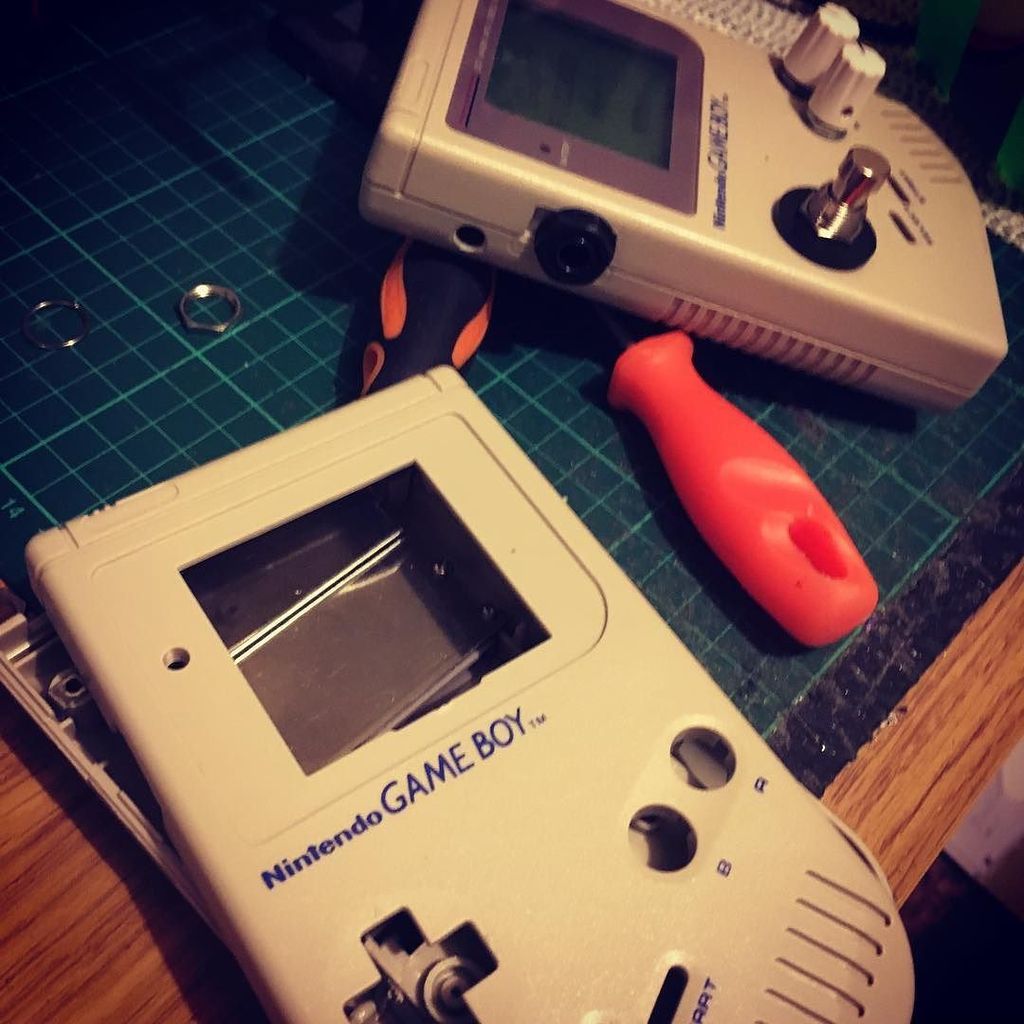 RaygunFX's tweet photo. Working on some more Gameboy fuzz and some Aurora delay minis! #fuzz #delay #Nintendo #superfuzzboy #gameboyfuzz

f… https://t.co/b8c6tqaCXD