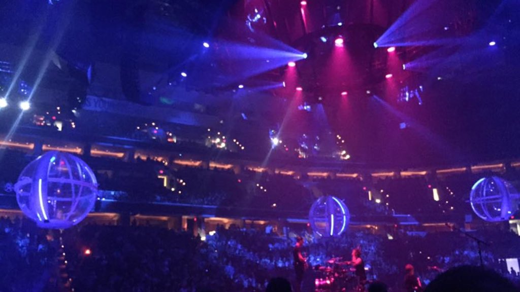 marsiscomingus's tweet photo. the lights and the drones were pretty badass #MuseDrones #MUSEdc https://t.co/06HB6qk8t9