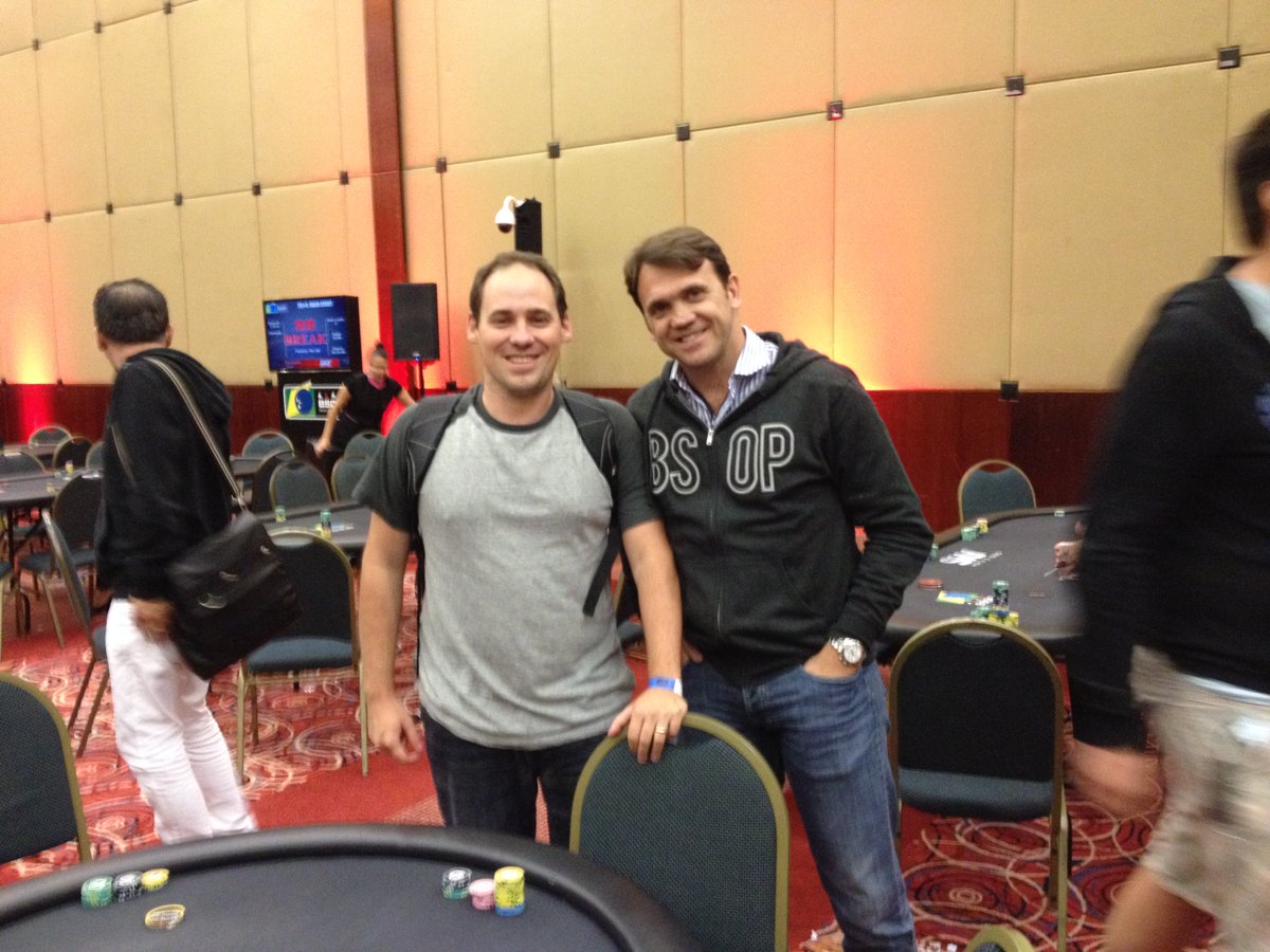juliogomesfilho's tweet photo. As fichas do Petkovic e 16 horas de poker, o esporte mais democrático do planeta https://t.co/3MfX1hMf4C https://t.co/BFEi5rGOtt