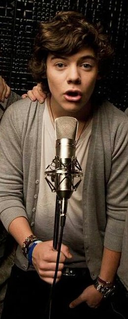 AlmightyOver25s's tweet photo. 🎵"If I should smile with sweet surprise...it's just that you've grown up before my very eyes..."🎶
😮
#HBHarry
~ R.💋 https://t.co/tSOIL3cKaT