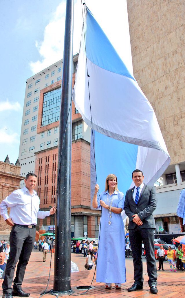DilianFrancisca's tweet image. ¡Ha sido un gran #DíaDeLaVallecaucanidad! Me despido con la bandera. Gracias por sus mensajes de #AmorPorElValle