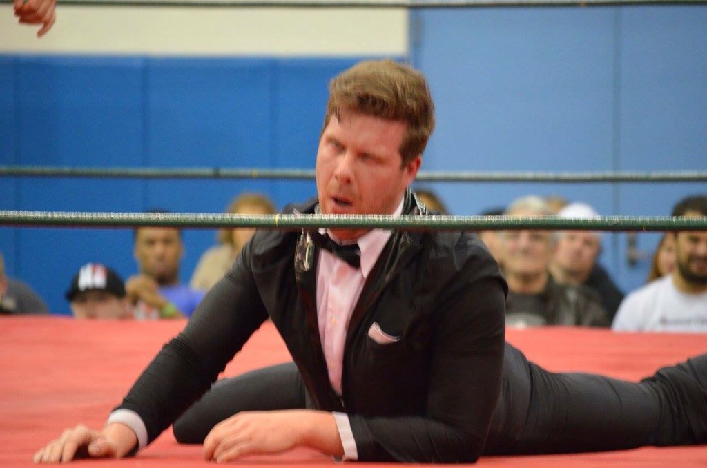 SteveMesa's tweet photo. @WBGabrielBlack took @HenryMaxwellCHI to #SuplexCity and it's taking toll on the champ @RONINpw #Ronin9 https://t.co/LN4GiWRKjh