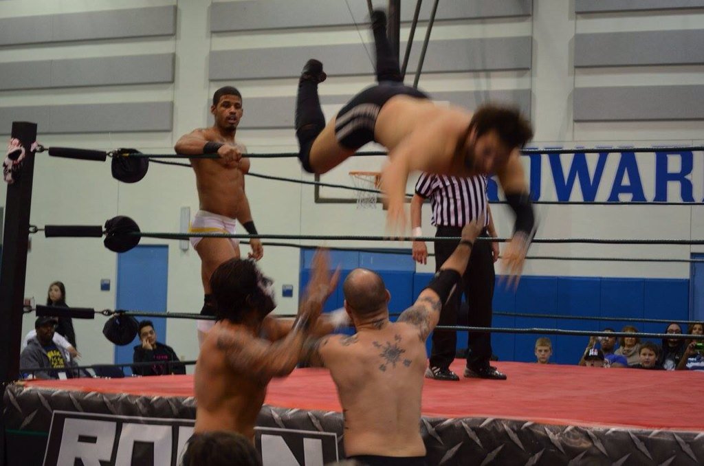 SteveMesa's tweet photo. @Kiko_Harris and @DezmondXavier took turns going to the air @RONINpw #Ronin9 https://t.co/f2o5eJ43FS