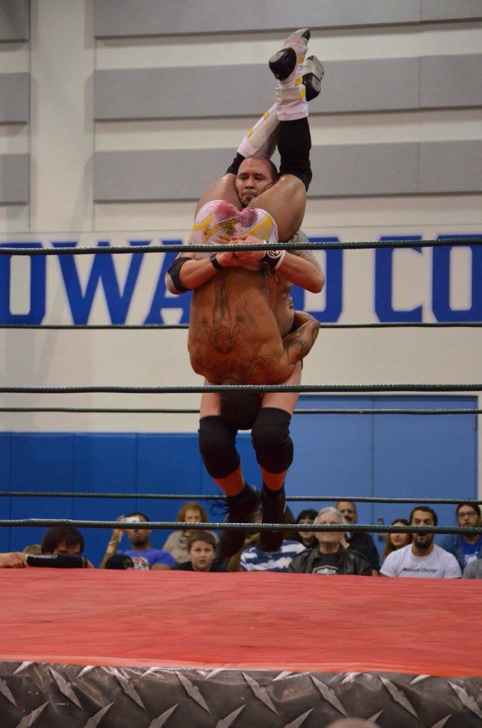 SteveMesa's tweet photo. @RealAaronEpic hits a #TombstonePiledriver on @DezmondXavier to get the win @RONINpw #Ronin9 https://t.co/Ea4HJZu8s2