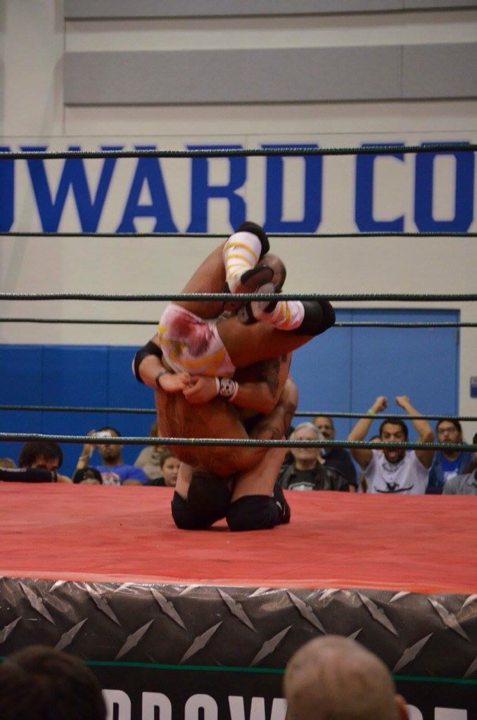 SteveMesa's tweet photo. @RealAaronEpic hits a #TombstonePiledriver on @DezmondXavier to get the win @RONINpw #Ronin9 https://t.co/Ea4HJZu8s2