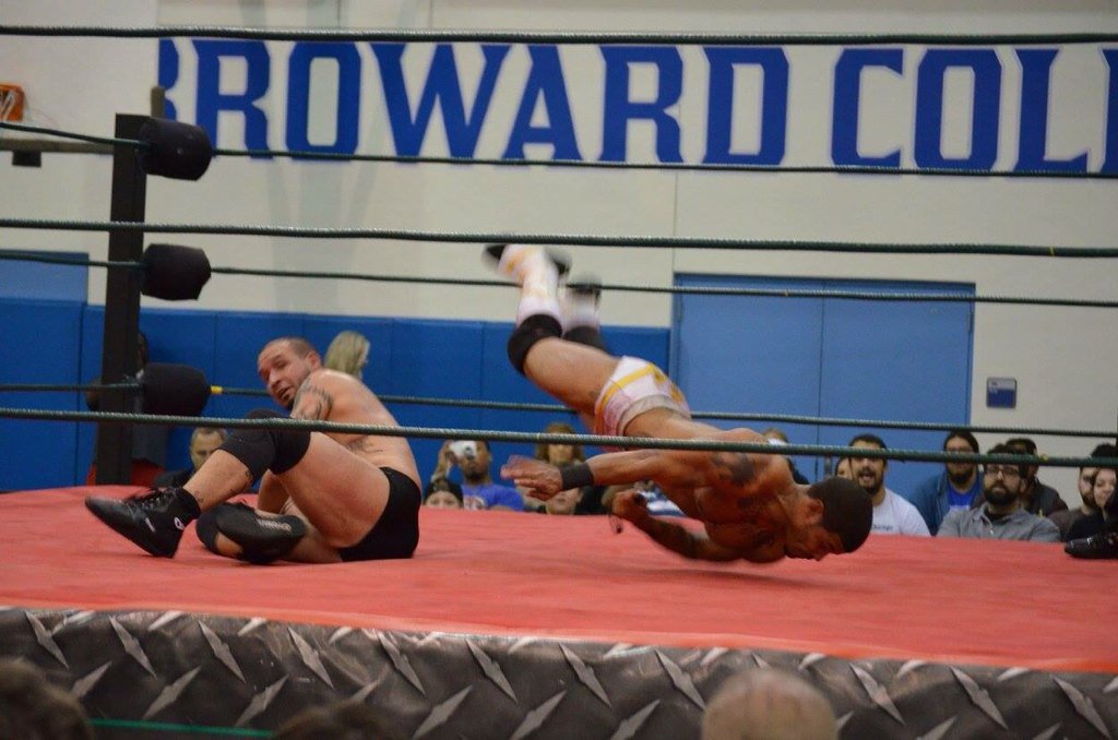 SteveMesa's tweet photo. @RealAaronEpic turns @DezmondXavier upside down and inside out with a clothesline @RONINpw #Ronin9 https://t.co/cFuI3teKq0