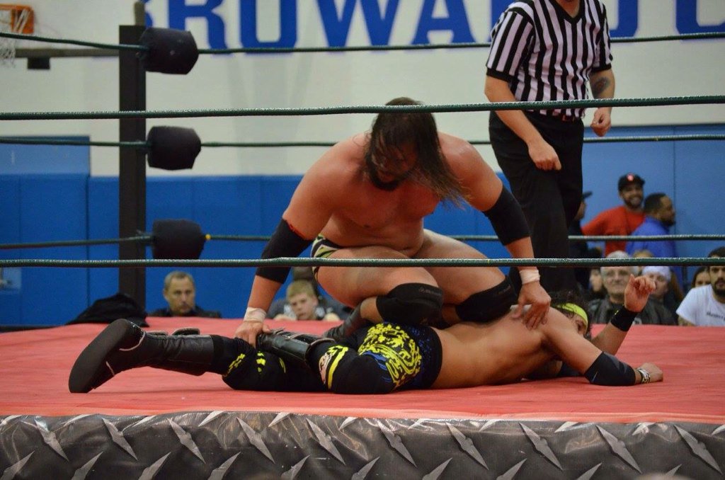 SteveMesa's tweet photo. @Chamberlain_MC puts @trentylocks in a painful-looking submission hold @RONINpw #Ronin9 https://t.co/O19MBN56uo