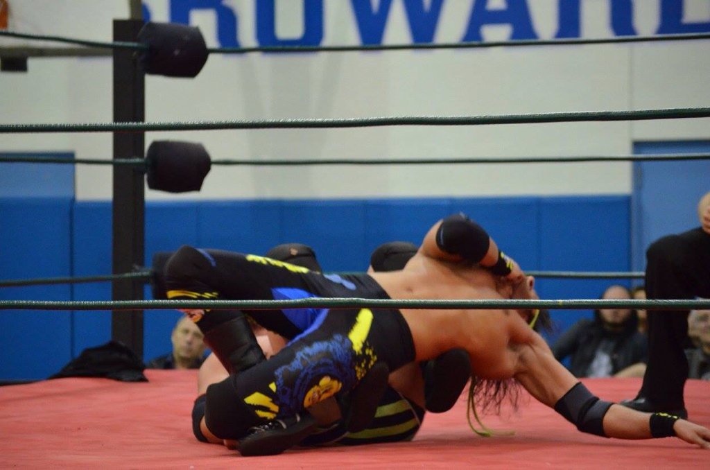 SteveMesa's tweet photo. @Chamberlain_MC puts @trentylocks in a painful-looking submission hold @RONINpw #Ronin9 https://t.co/O19MBN56uo