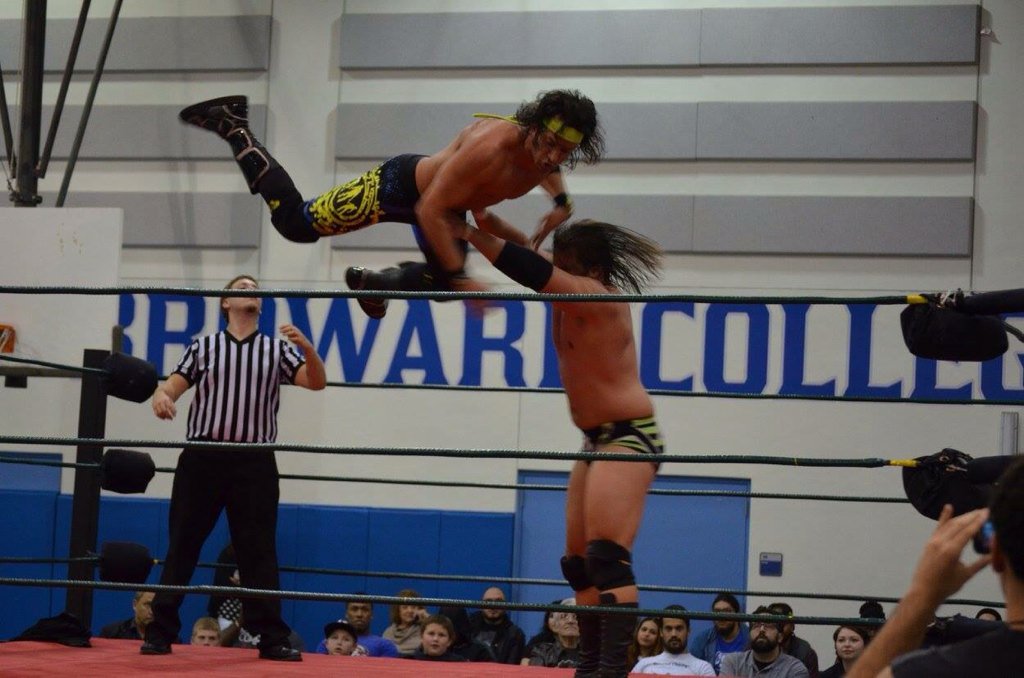 SteveMesa's tweet photo. @Chamberlain_MC sends @trentylocks flying @RONINpw #Ronin9 https://t.co/zvepgf0lbR