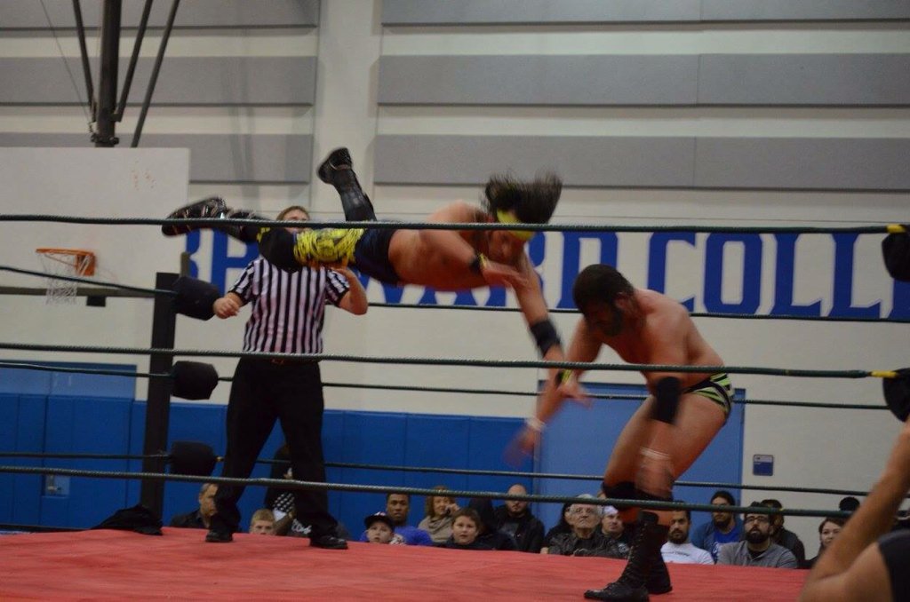 SteveMesa's tweet photo. @Chamberlain_MC sends @trentylocks flying @RONINpw #Ronin9 https://t.co/zvepgf0lbR