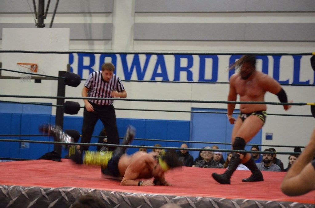 SteveMesa's tweet photo. @Chamberlain_MC sends @trentylocks flying @RONINpw #Ronin9 https://t.co/zvepgf0lbR