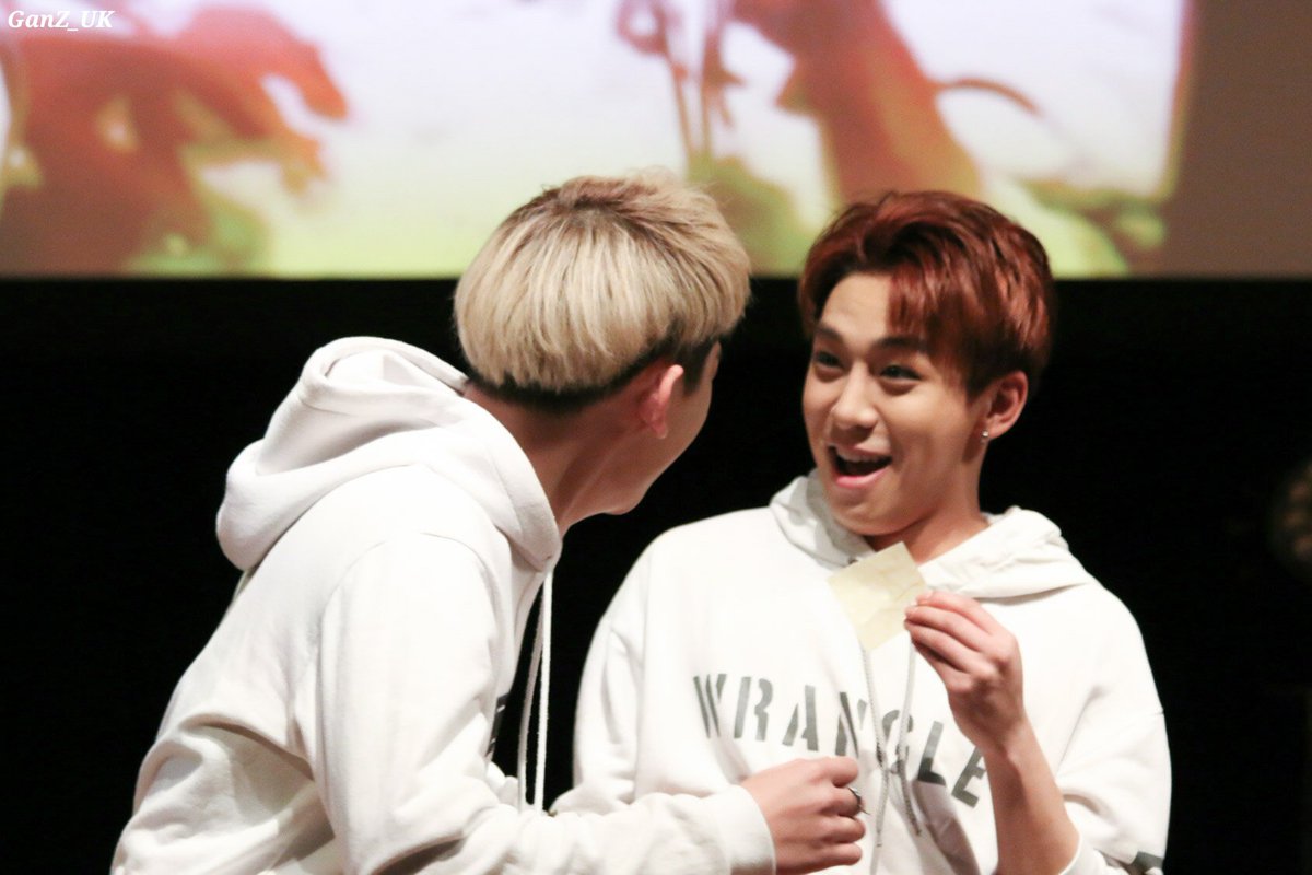 ganz_uk's tweet photo. 160130 #BIGFLO WAVE THANKS DAY 팬미팅 도쿄 1부 #지욱 #ZUK #지유케이 #하이탑 #Z_Top #빅플로 @BIGFLO_Z_UK
귀여운 오빠😆✨ ㅋㅋㅋ 하이탑이 오빠의 다리를✋❤ㅋㅋ https://t.co/bPpbPoEo78
