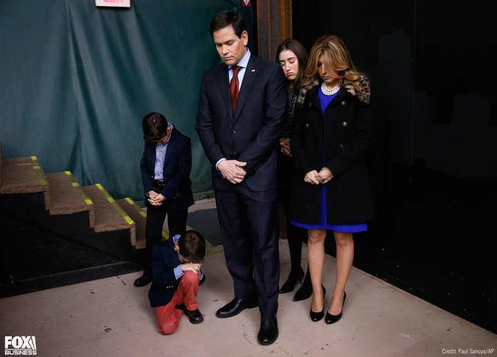 FoxBusiness's tweet photo. .@marcorubio and his family pray during the opening of a caucus site in Clive, Iowa on Monday. #IowaCaucus https://t.co/t34wF6d94F