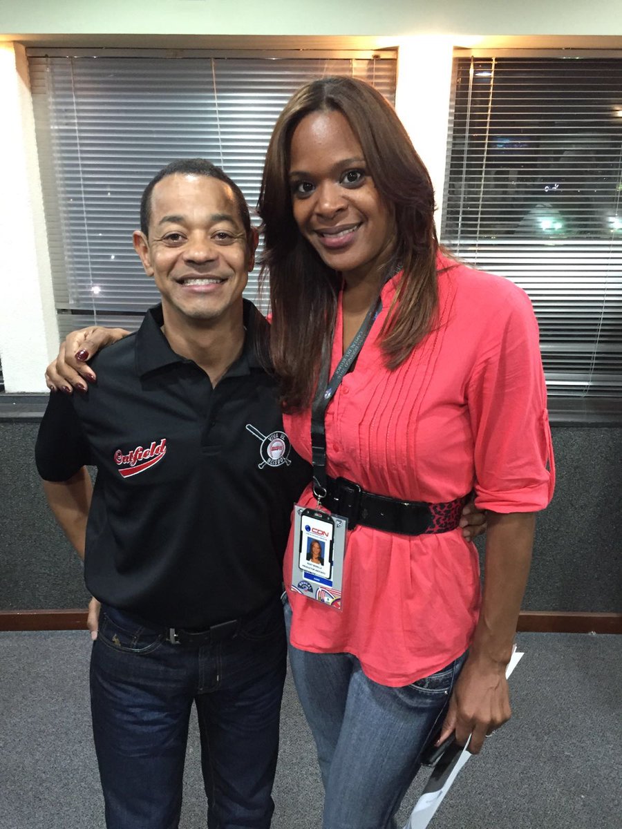 Roxy_Bonilla's tweet image. Con uno de los Grandes en @Serie2016 nuestro @Enrique_Rojas1 #7mo.Cielo