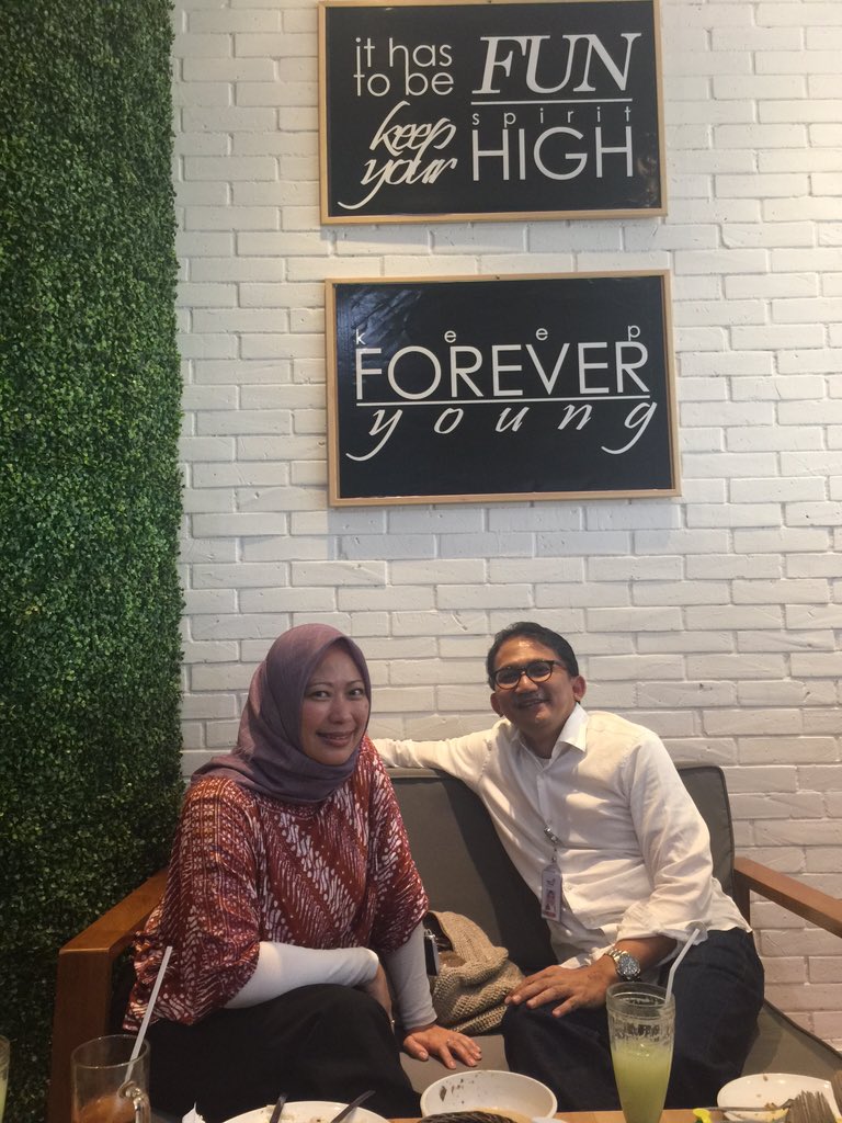 A_Sugiarto2015's tweet photo. asik lunch bareng bu @ShelvyArifin maminya #siUnyil tunggu surprisenya di Agustus :) @TelkomIndonesia @StudioPFN https://t.co/UlDyAAeN9k