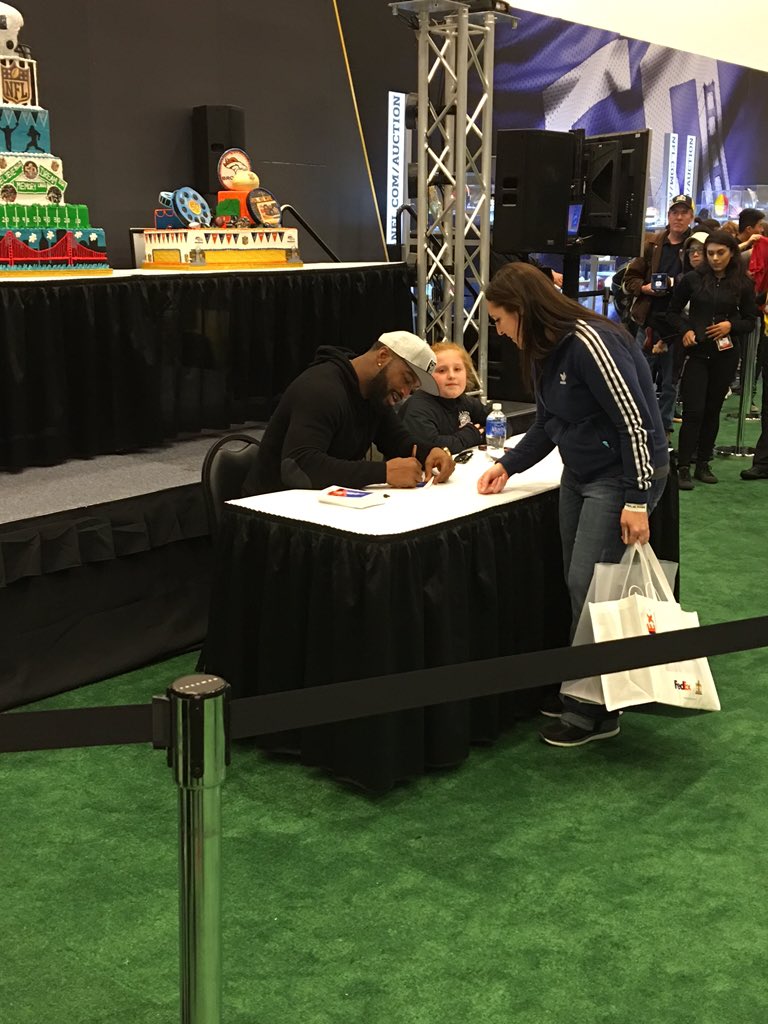 fredlam71's tweet photo. From #SB50 #MarcelReece #RaiderNation #NFLstore https://t.co/jP9oPeqTWT