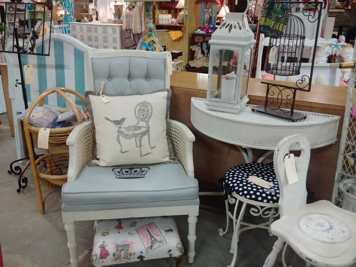 vintiquitylane's tweet photo. #vintagechair #wickertable #unexpectedfinds VL weekend market Feb20-21. https://t.co/rxeJWT06uJ