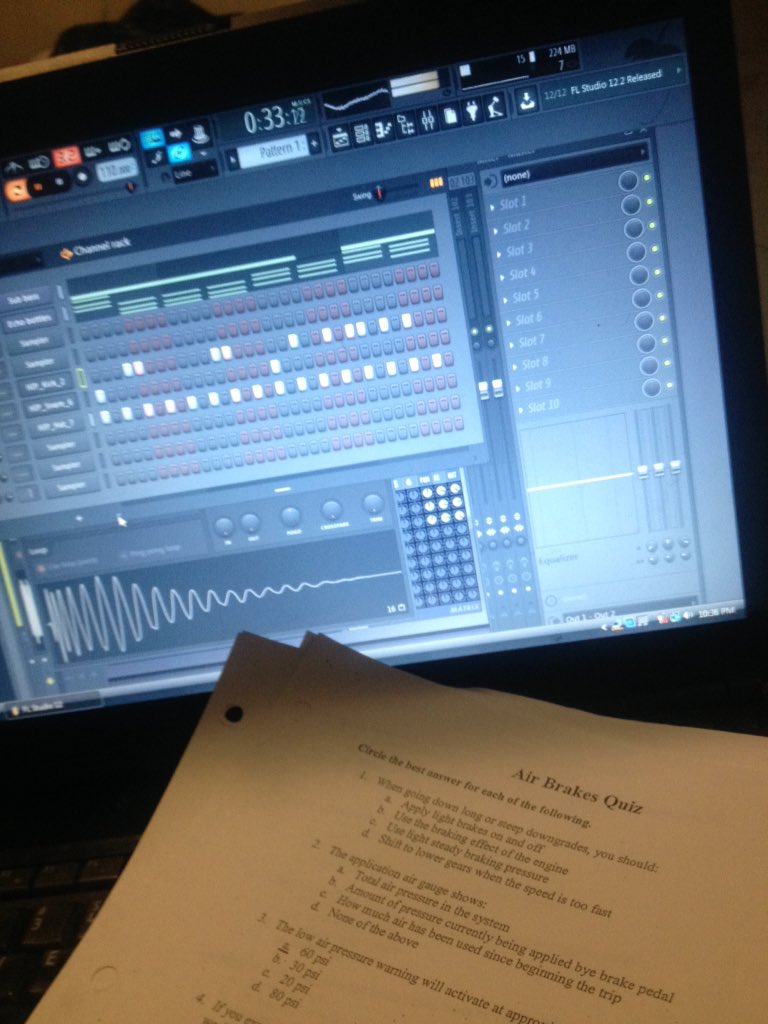 FreakyYamaguchi's tweet photo. My night consists of beats and quizzes #Work #2Focused https://t.co/WihHfcpY4H