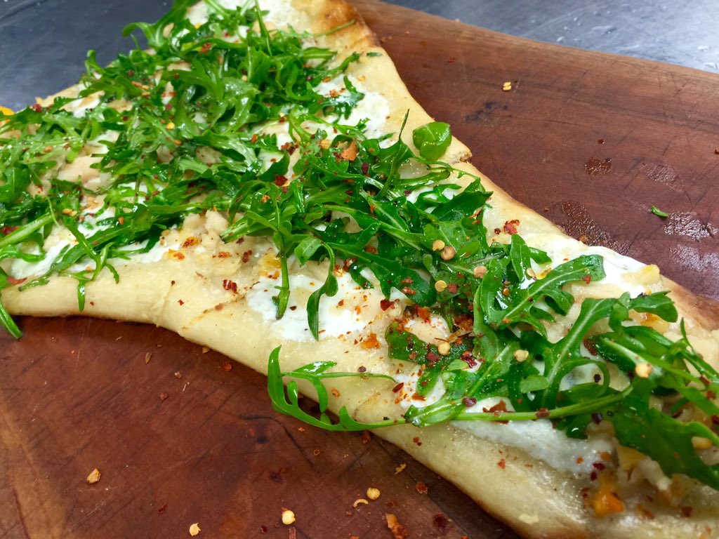 CRUSTRestaurant's tweet photo. #February #pom #whiteclam #rustica #freshmozz #garlic #crust #winepairing try our @kimcrawfordwine #sauvblanc https://t.co/W4ueOxwOfg