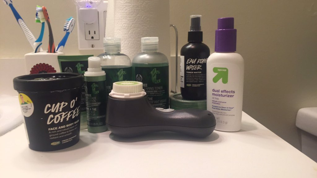 hahahaitszach's tweet photo. Skincare on fleek #thebodyshop #teatree #clairsonic #lush https://t.co/8Wn3EPIzx0