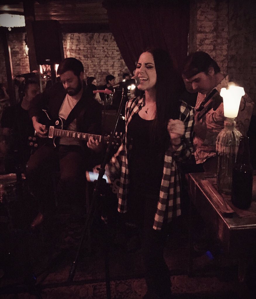 pauguerrae's tweet image. Una de anoche 🎤🎶 @RM105B