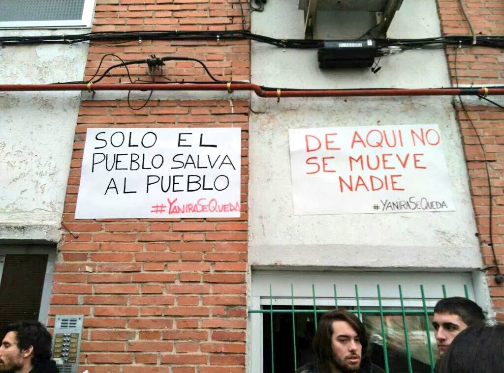AlertaDesahucio's tweet photo. ¡¡¡DESAHUCIO PARADO!!! ¡¡¡#YaniraSeQueda!!! Gracias a la movilización popular se suspende sin fecha. ¡SÍ SE PUEDE! https://t.co/NAffv2Hclk