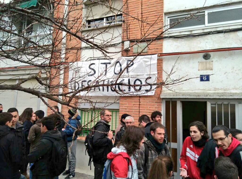 AlertaDesahucio's tweet photo. ¡¡¡DESAHUCIO PARADO!!! ¡¡¡#YaniraSeQueda!!! Gracias a la movilización popular se suspende sin fecha. ¡SÍ SE PUEDE! https://t.co/NAffv2Hclk
