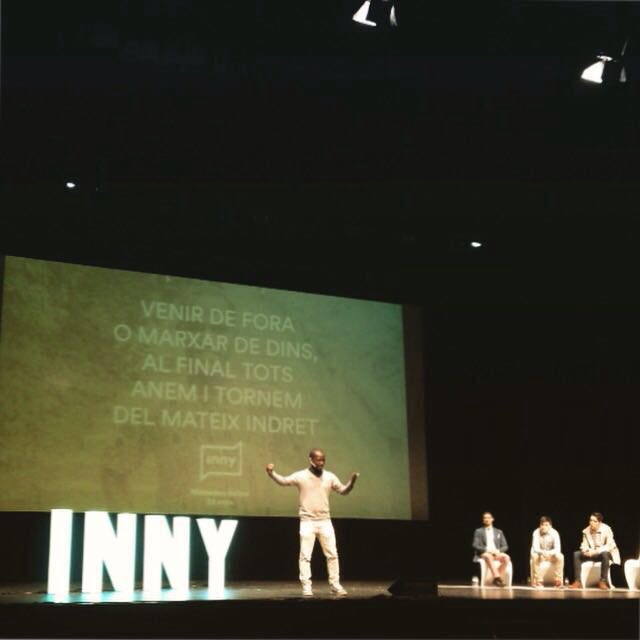 EscolaThauSC's tweet photo. Alumnes d'emprenedoria escoltant l'experiència d'un jove emprenedor de 23 anys al @TeatreAuditori @innyproject. #ESO https://t.co/cO0Cia41xJ